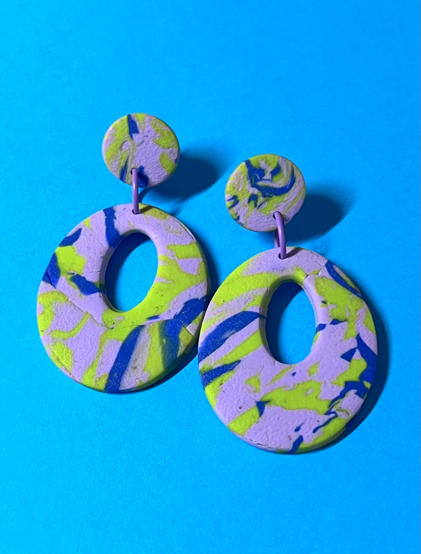 Ohrringe violet, dunkelblau und gelb,
