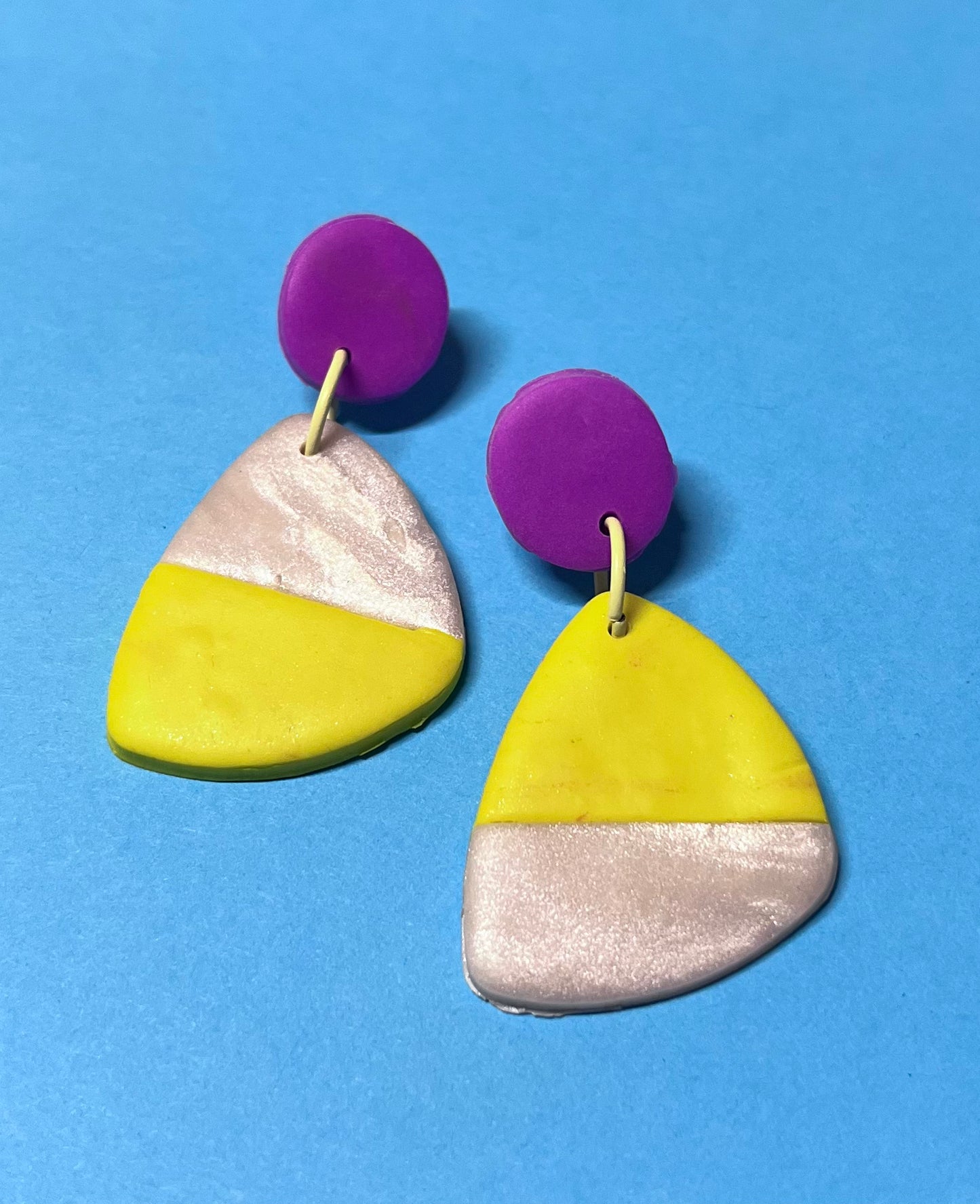 Gelb-weiße-neonlila farbene Ohrringe