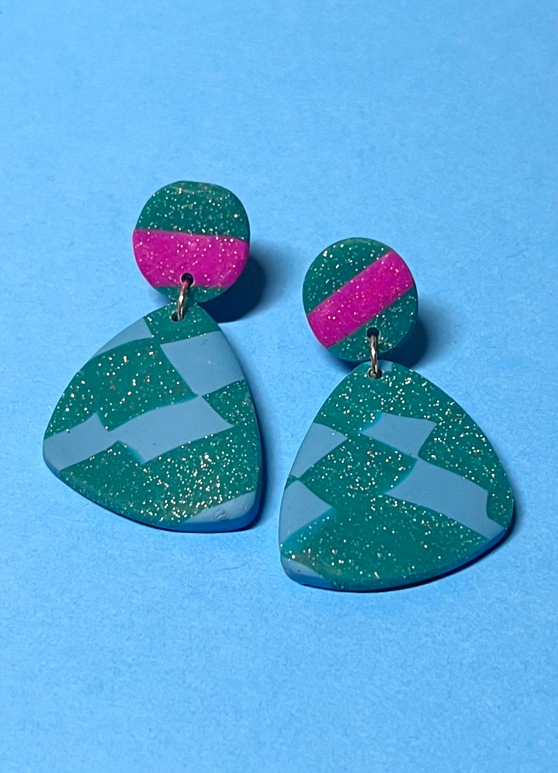 Grüne Ohrringe, mit Glitzer und pink