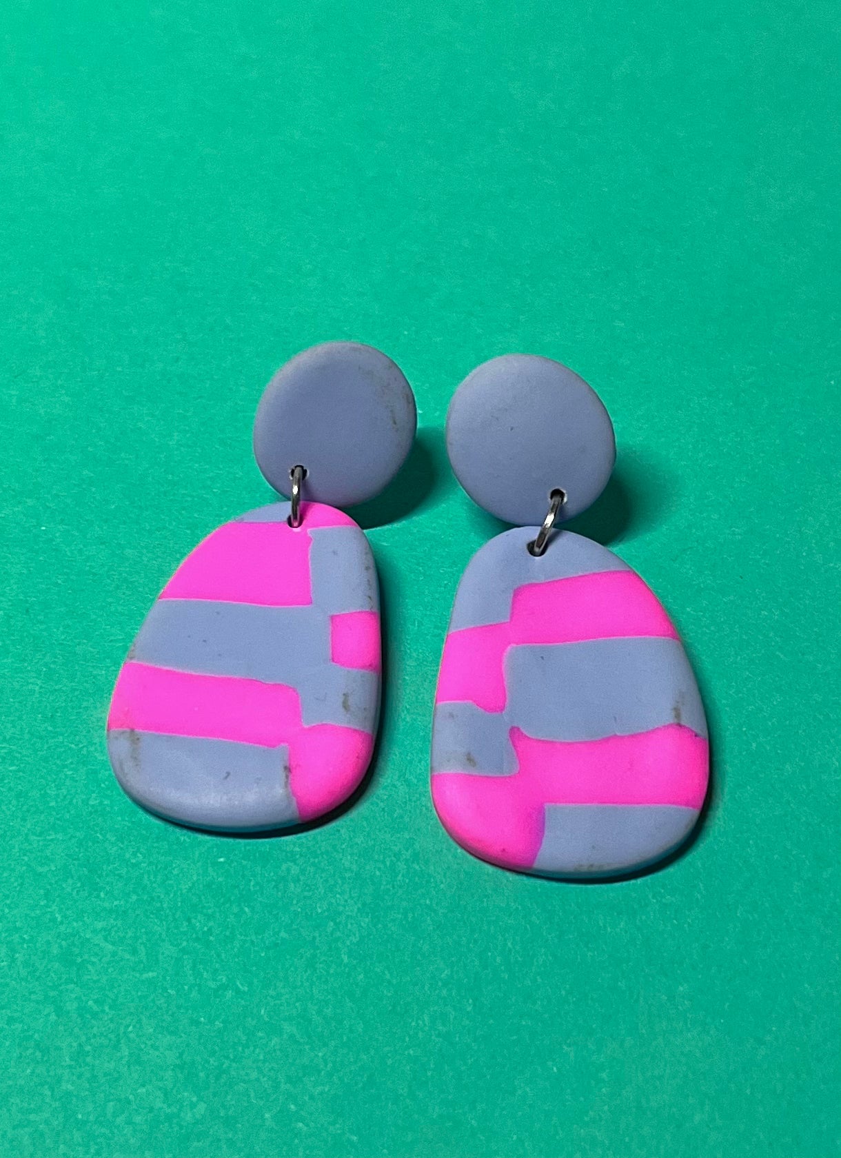 Grau neonpinke Ohrringe handgemacht aus Polymer Clay