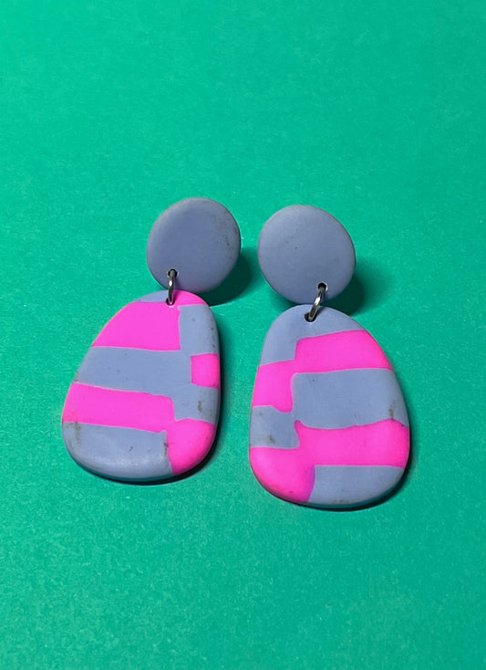 Grau neonpinke Ohrringe handgemacht aus Polymer Clay
