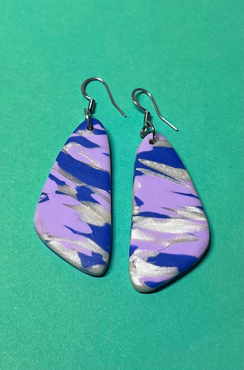 Gemusterte Ohrringe, lila, blau und weiß