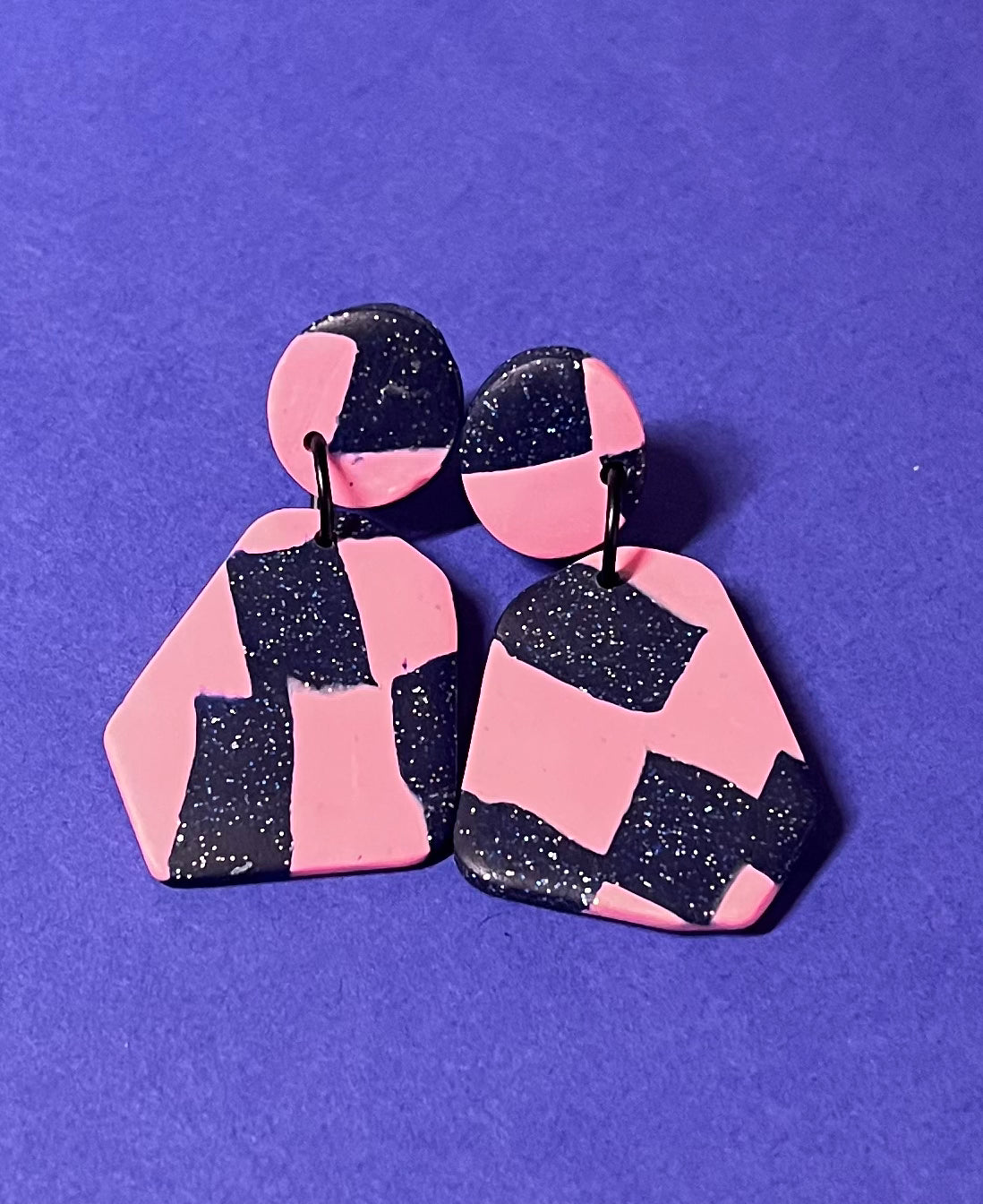 Ohrringe in rosa und dunkel Glitzer, handgemacht und sehr leicht