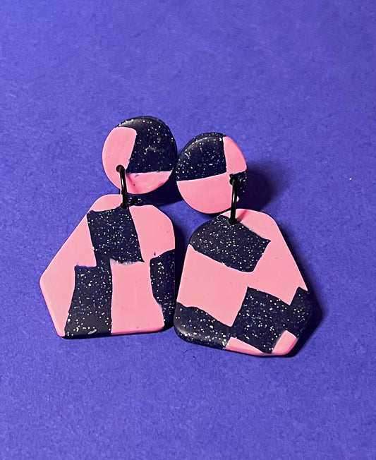 Ohrringe in rosa und dunkel Glitzer, handgemacht und sehr leicht