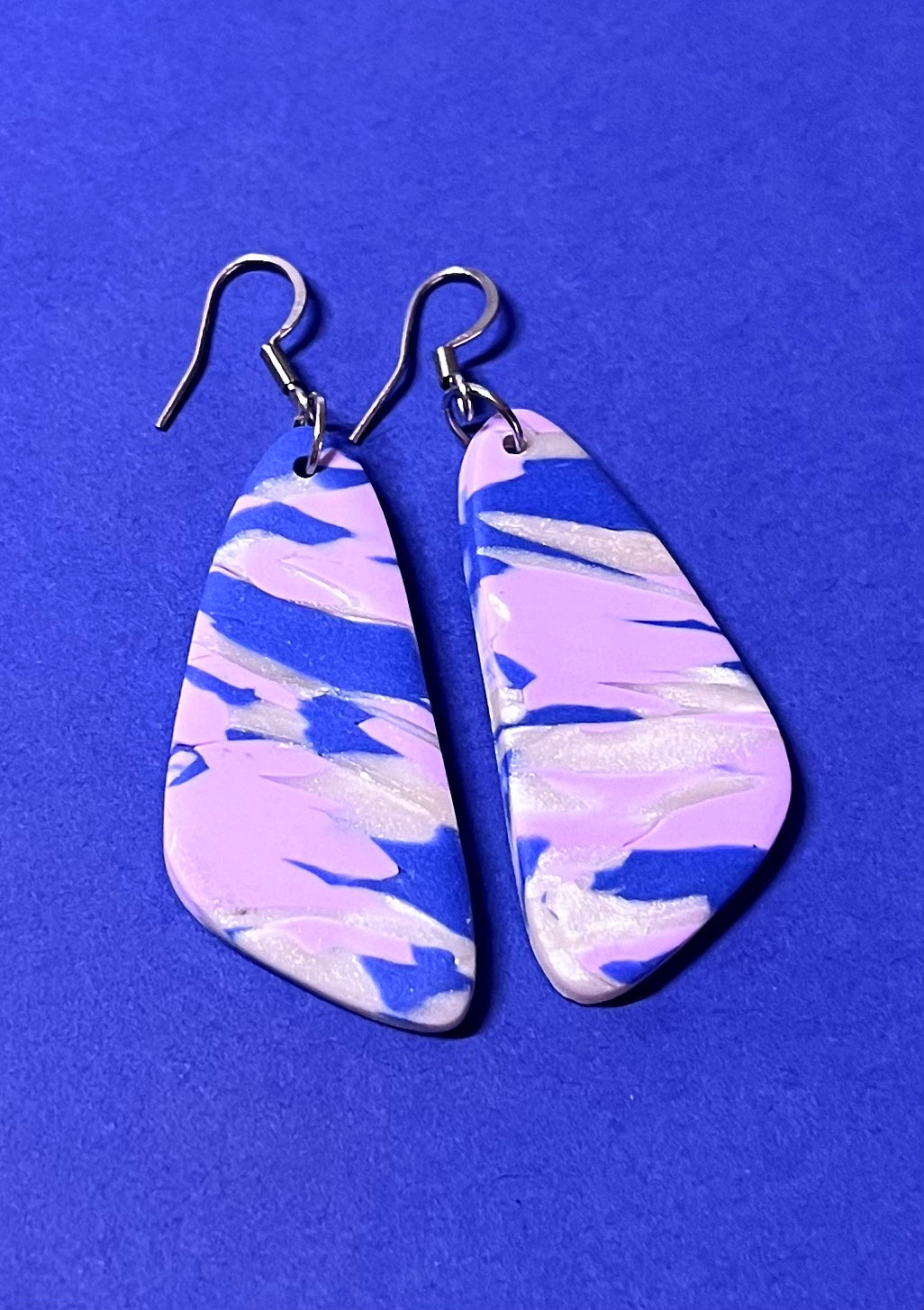 Gemusterte Ohrringe, lila, blau und weiß