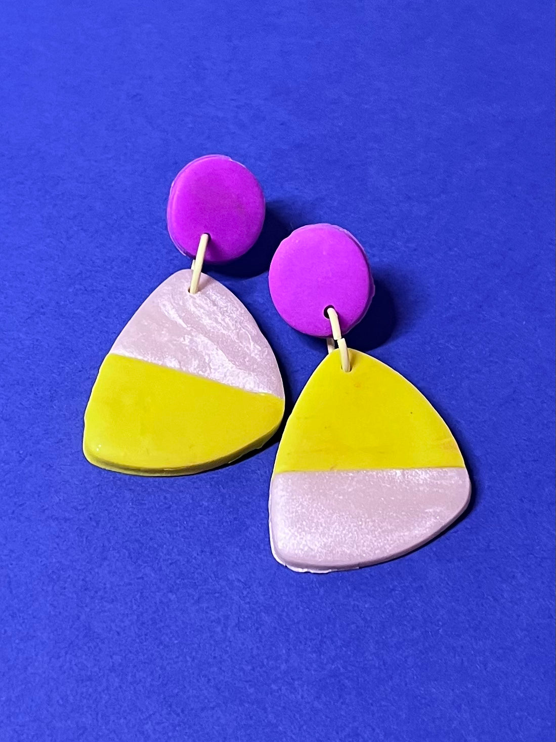 Gelb-weiße-neonlila farbene Ohrringe