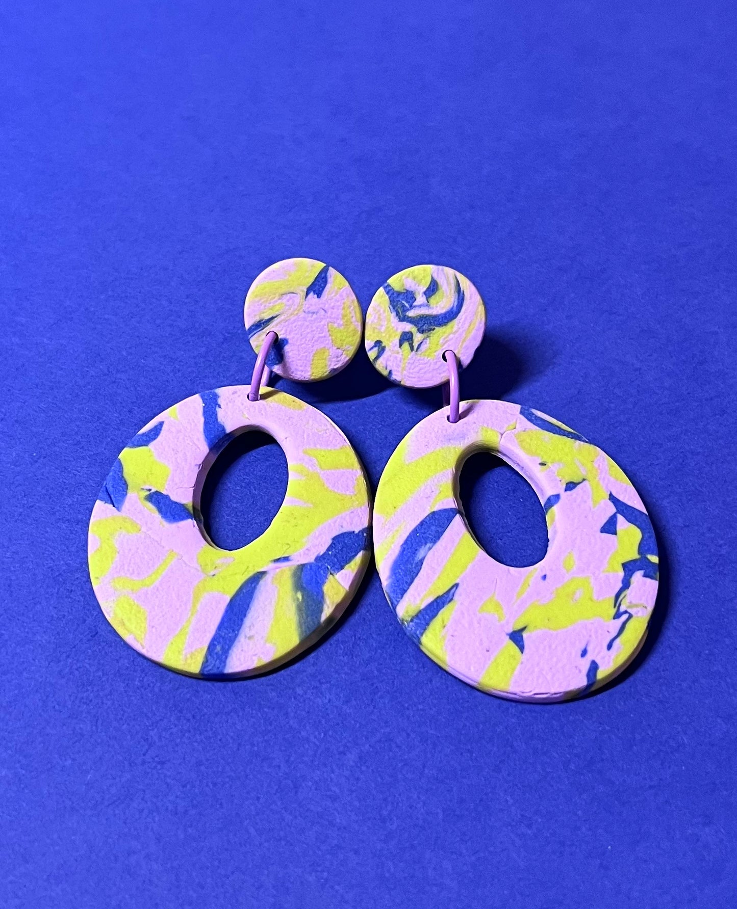 Ohrringe violet, dunkelblau und gelb,