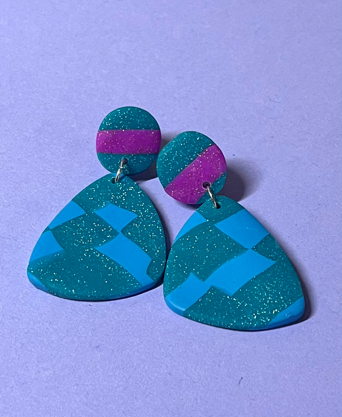 Grüne Ohrringe, mit Glitzer und pink