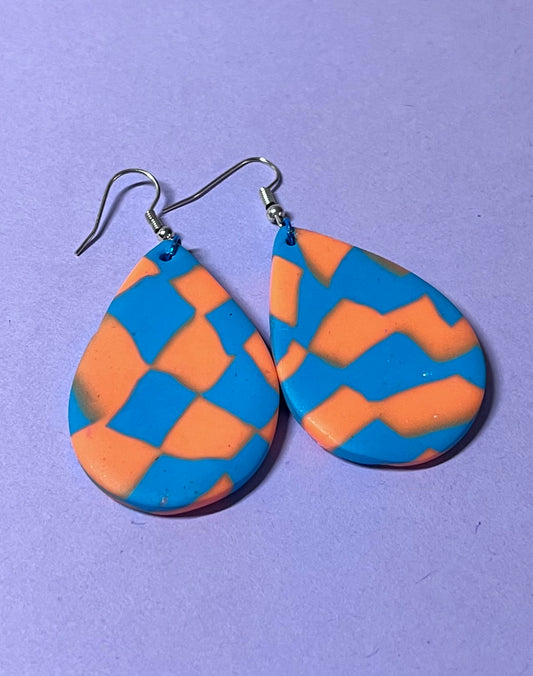 Ohrringe in Tropfenform, neonorange und türkis