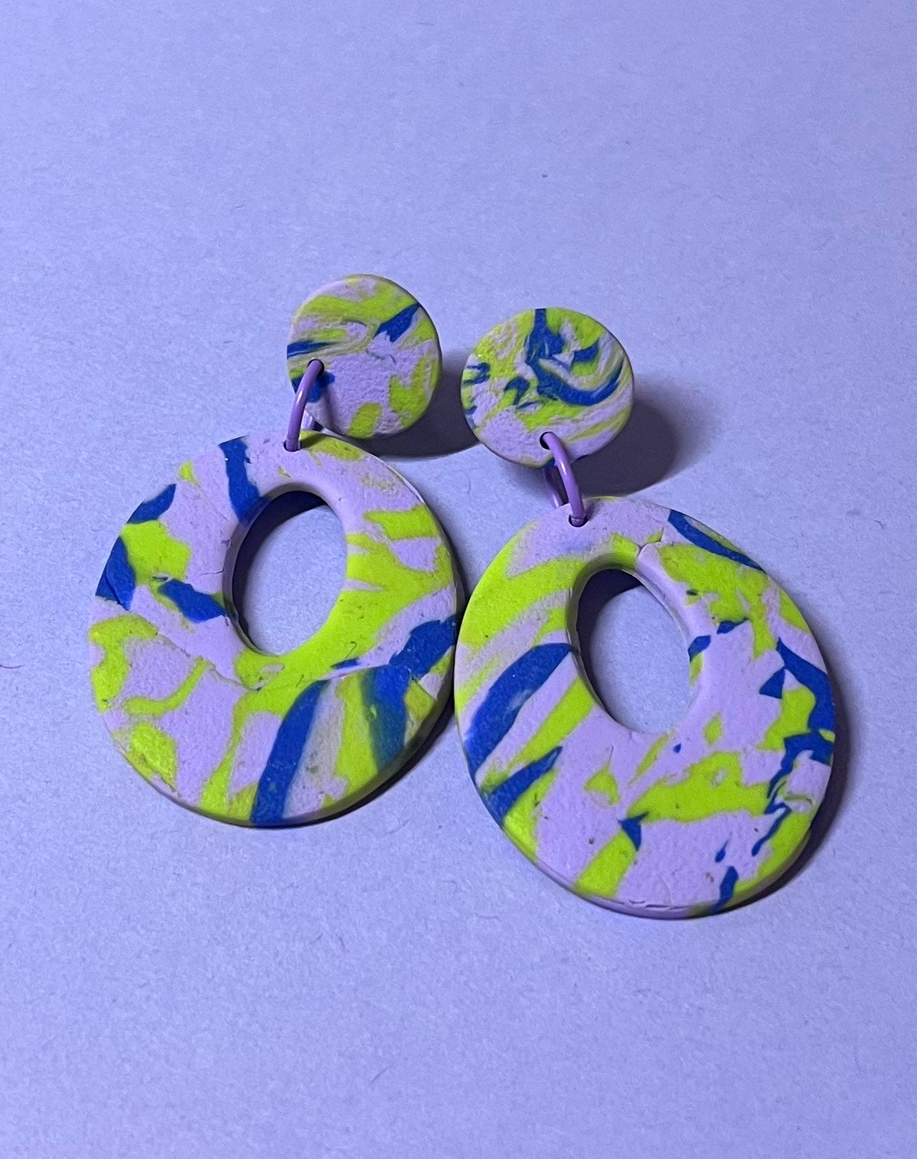 Ohrringe violet, dunkelblau und gelb,