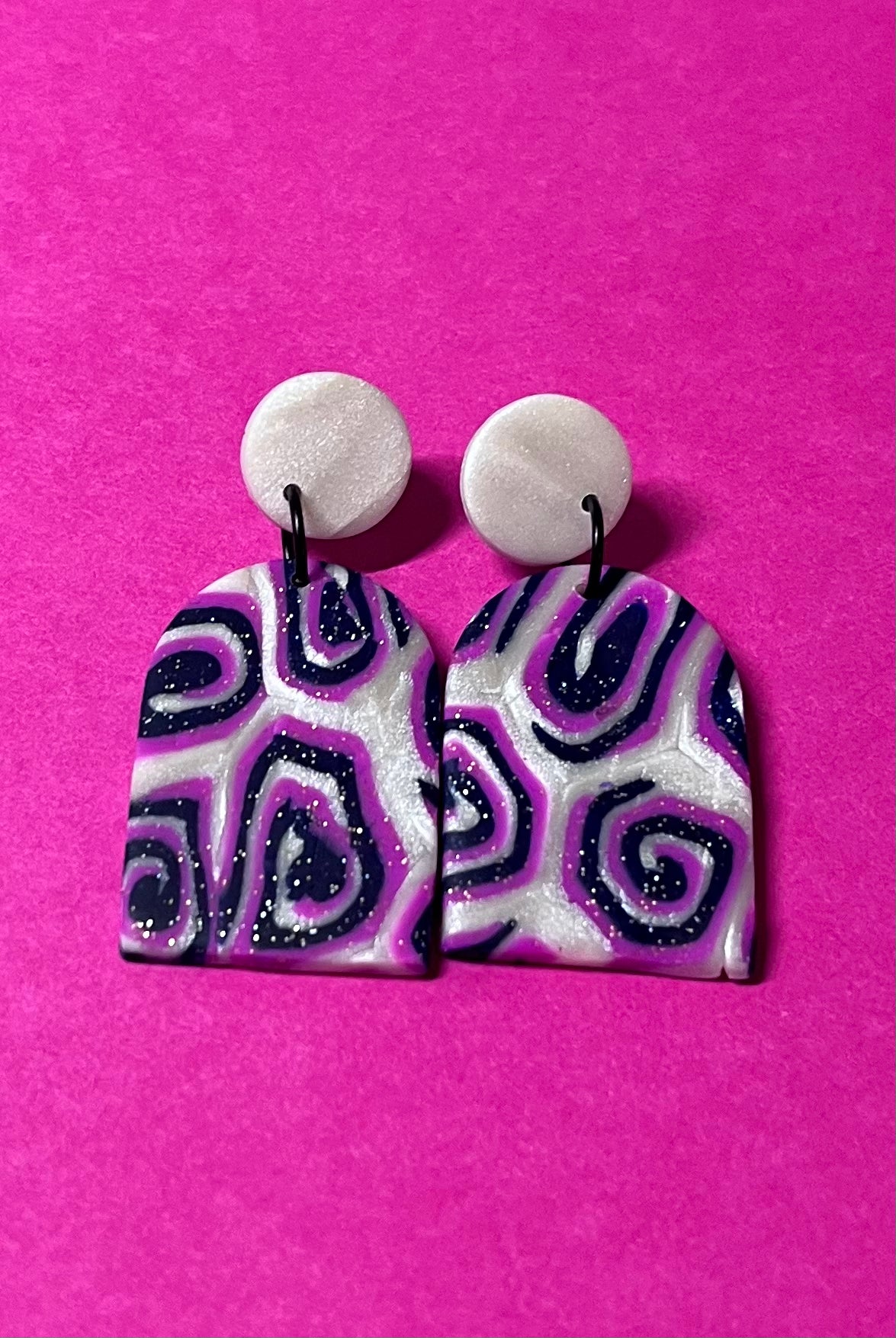 Große, auffällige Ohringe, perlmutt, dunkelglitzernd und pink