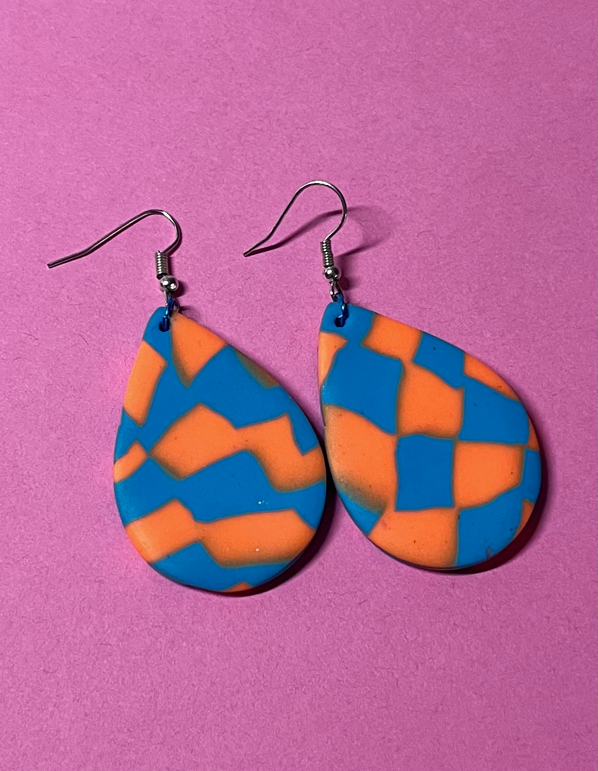 Ohrringe in Tropfenform, neonorange und türkis