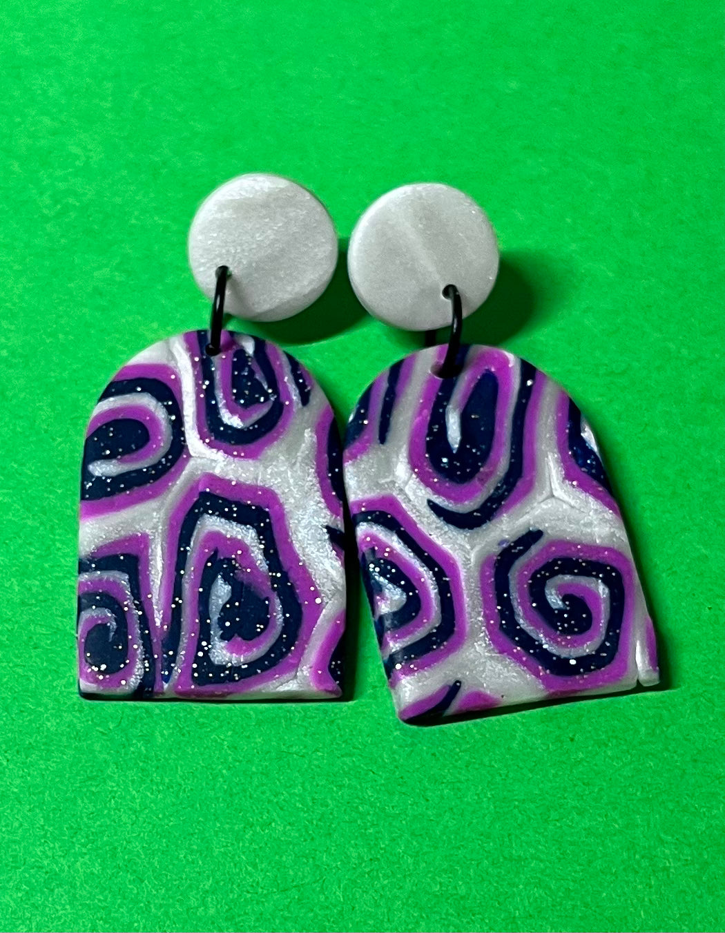 Große, auffällige Ohringe, perlmutt, dunkelglitzernd und pink