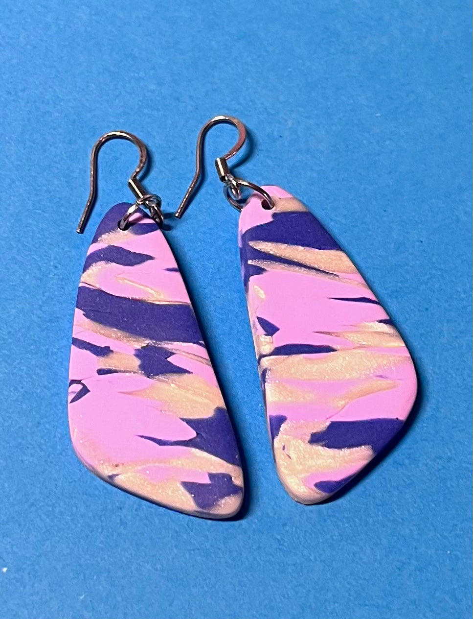 Gemusterte Ohrringe, lila, blau und weiß