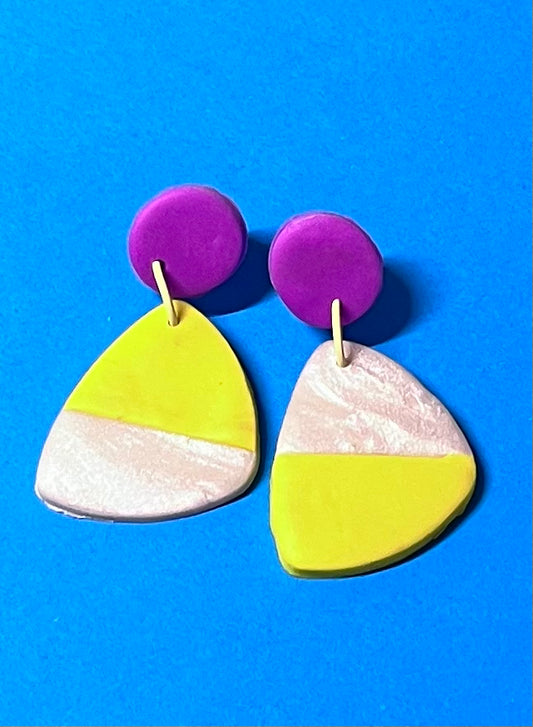 Gelb-weiße-neonlila farbene Ohrringe