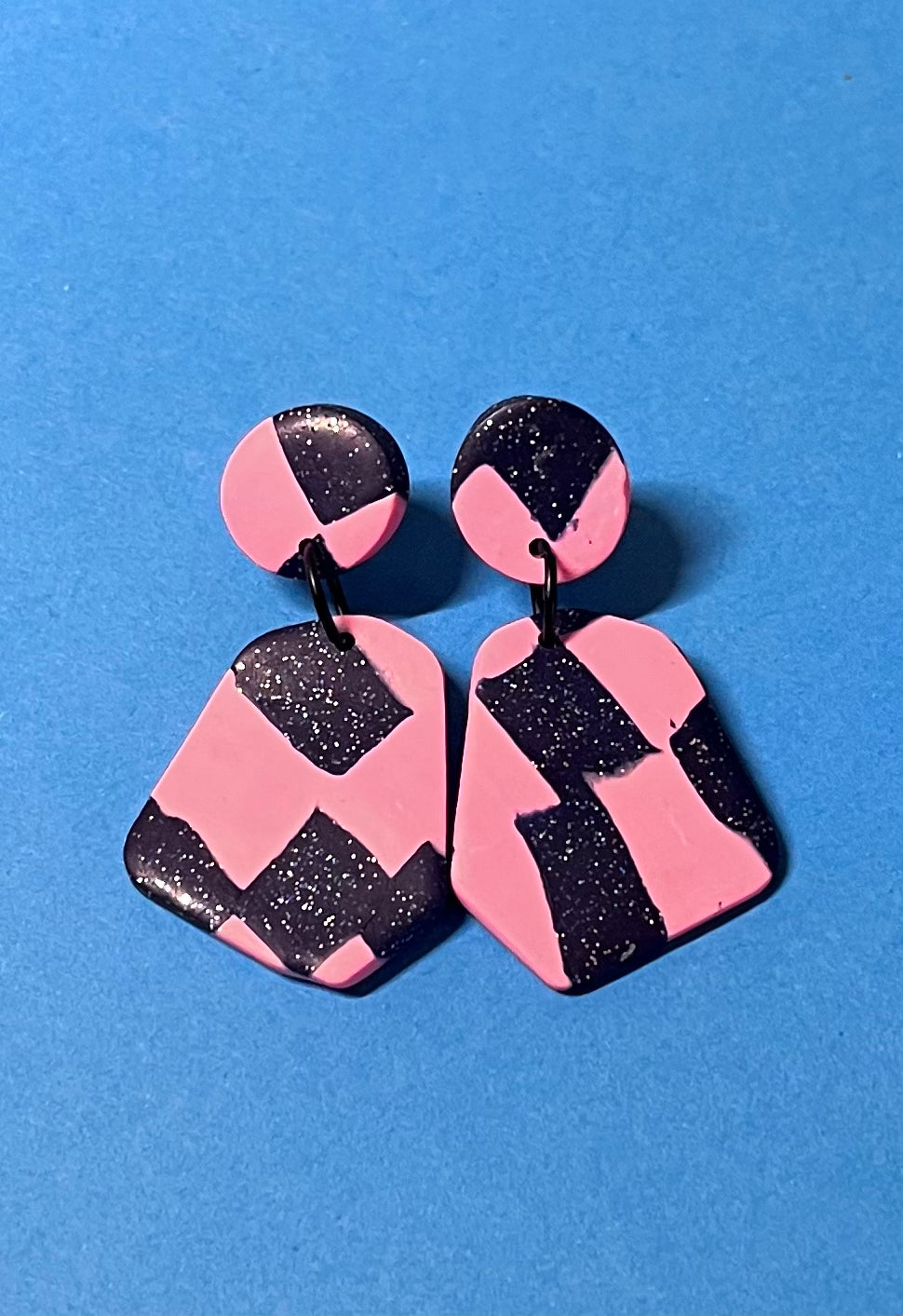 Ohrringe in rosa und dunkel Glitzer, handgemacht und sehr leicht