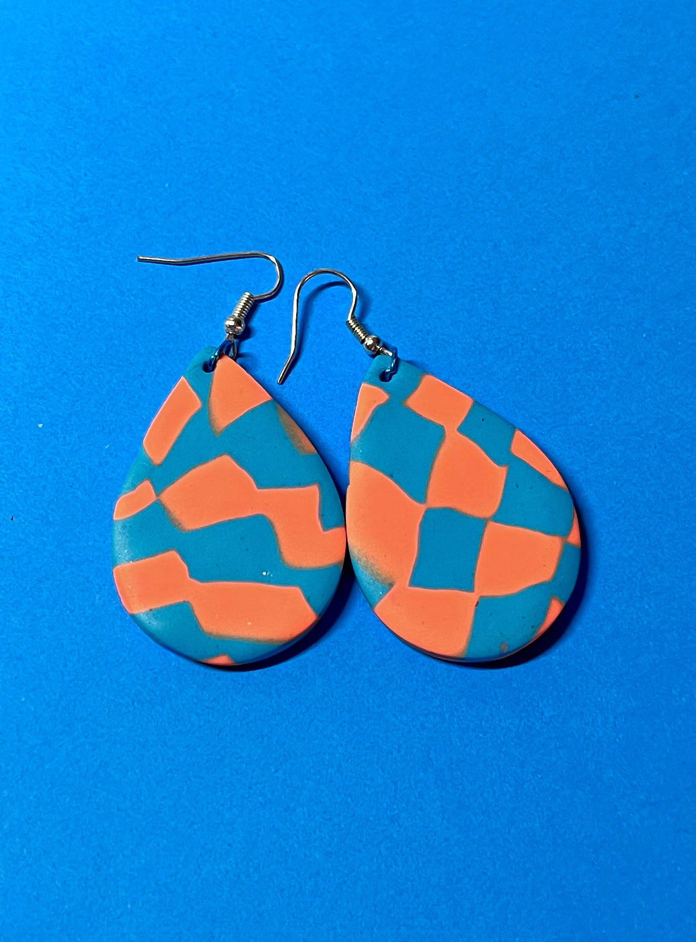 Ohrringe in Tropfenform, neonorange und türkis