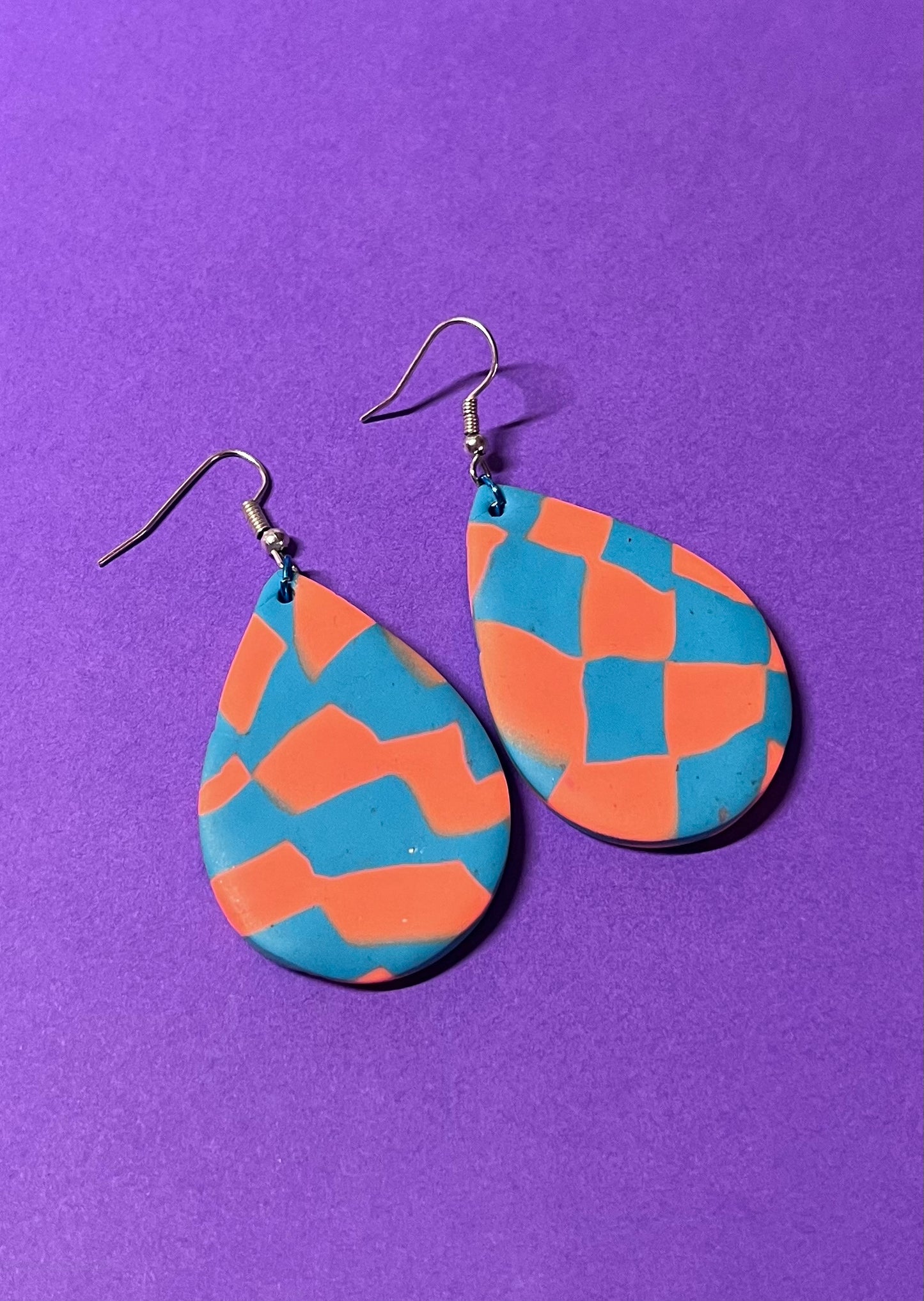 Ohrringe in Tropfenform, neonorange und türkis