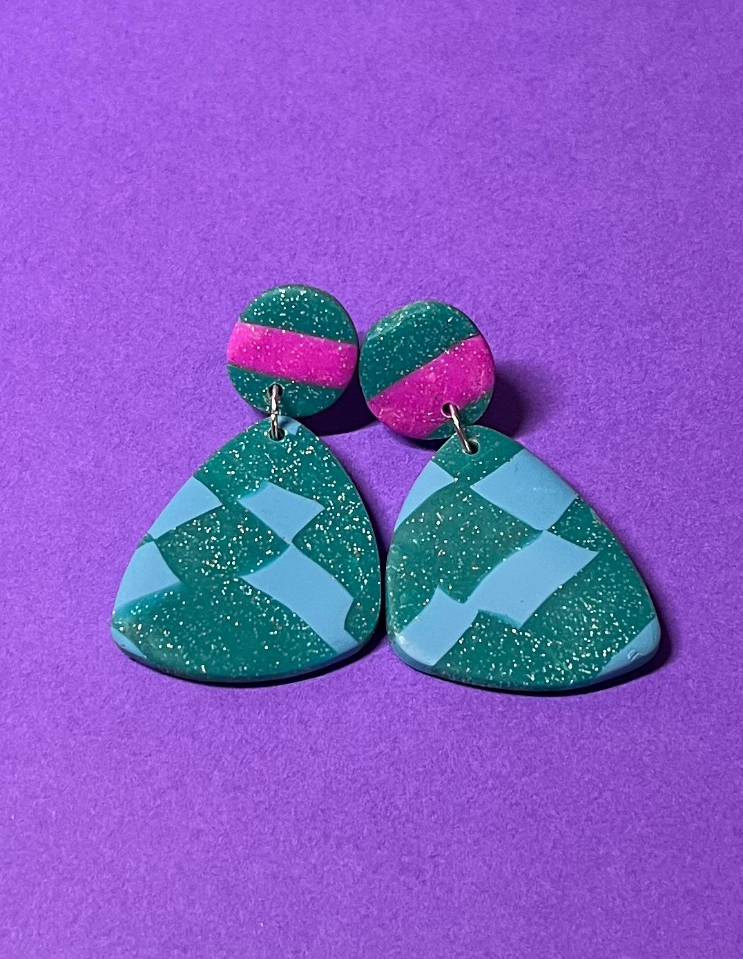 Grüne Ohrringe, mit Glitzer und pink