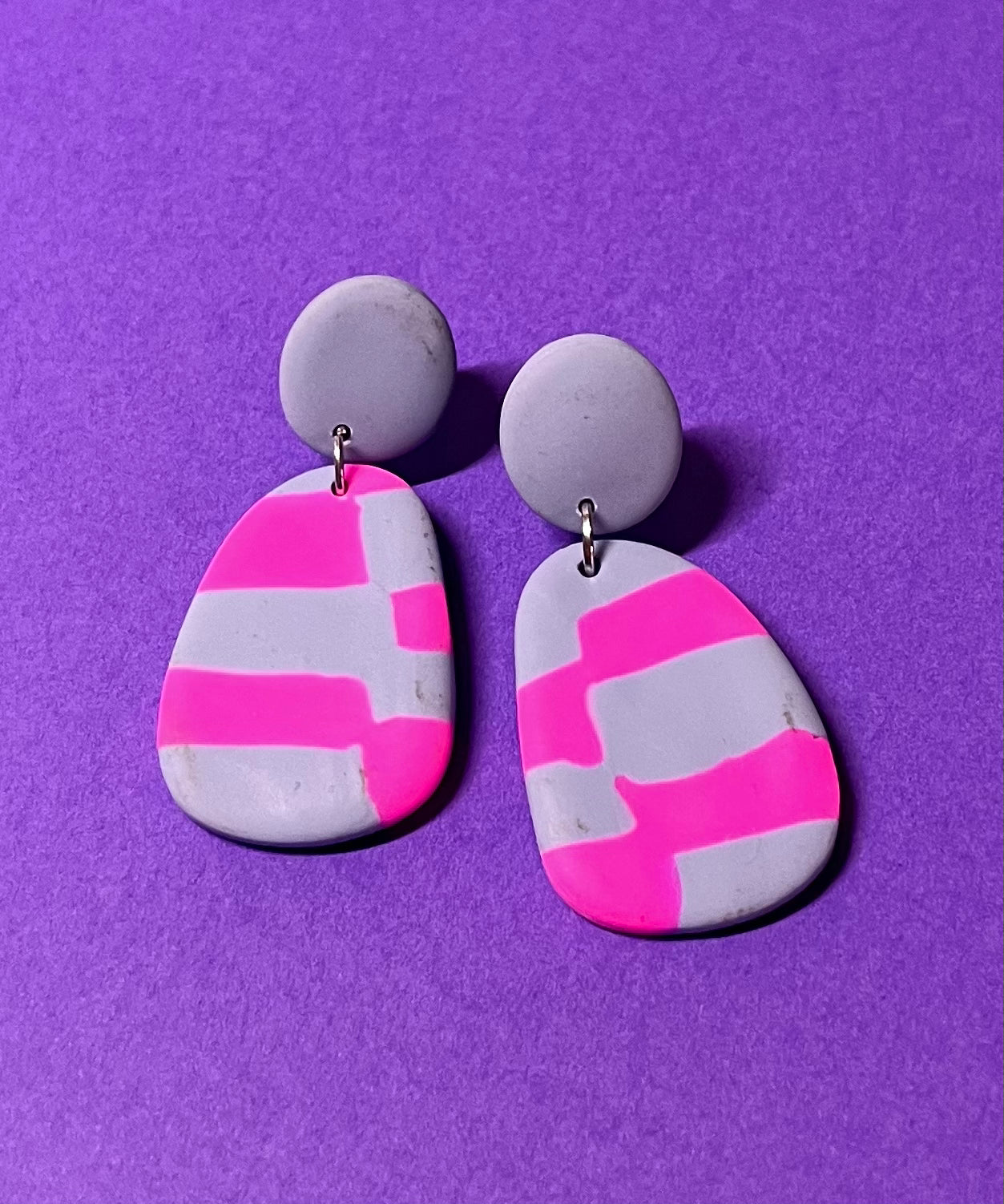 Grau neonpinke Ohrringe handgemacht aus Polymer Clay