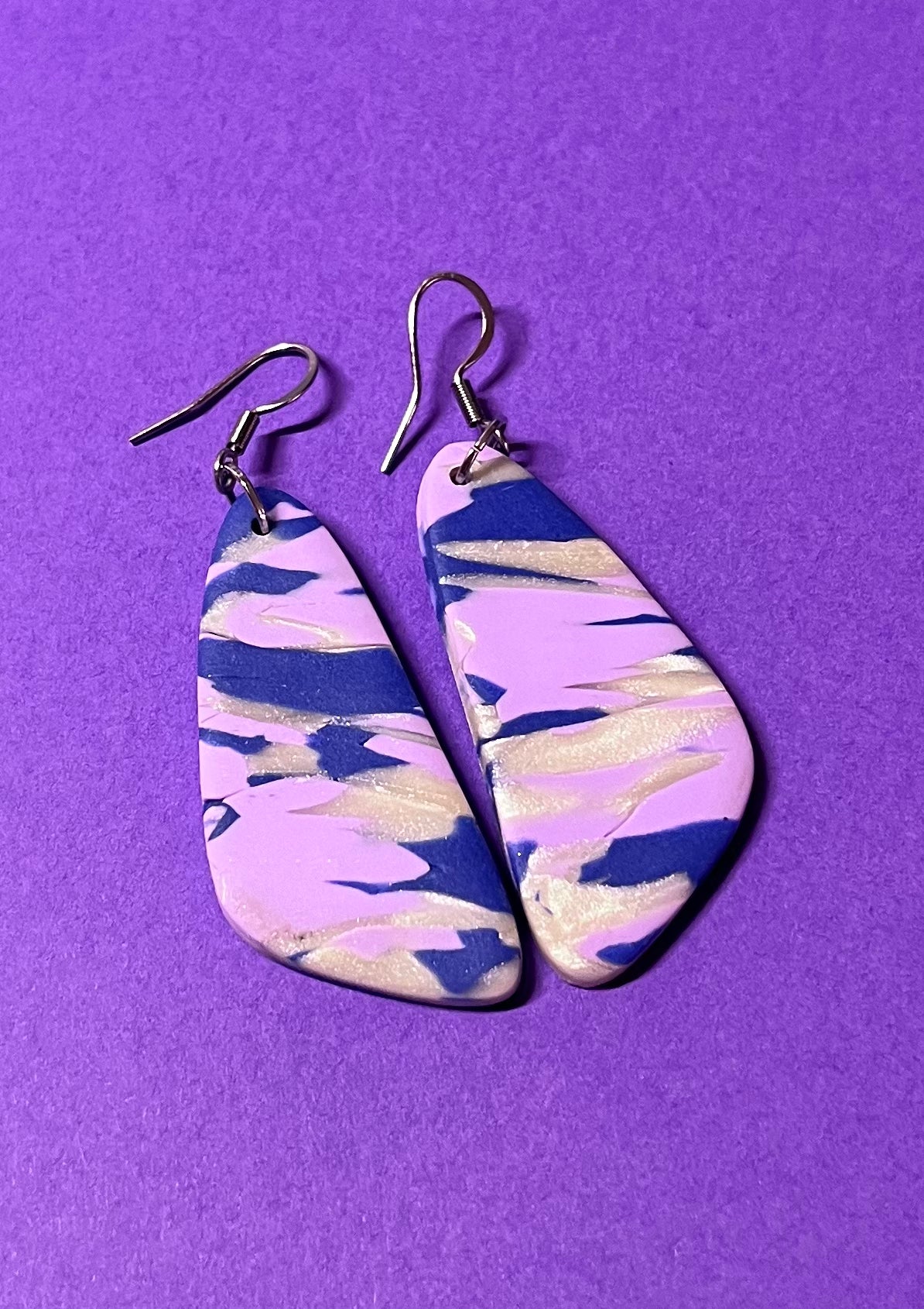 Gemusterte Ohrringe, lila, blau und weiß