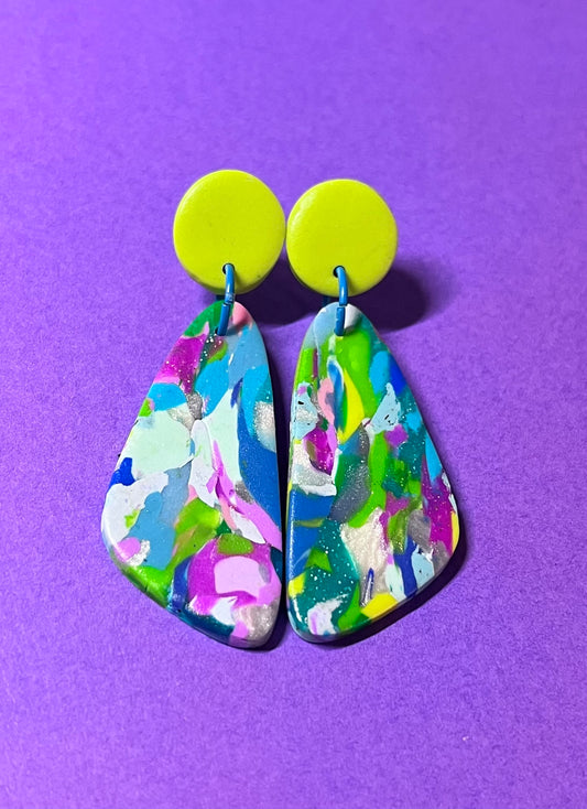 Handgemachte Ohrringe in tollen bunten Farben, die jedes Outfit verschönern