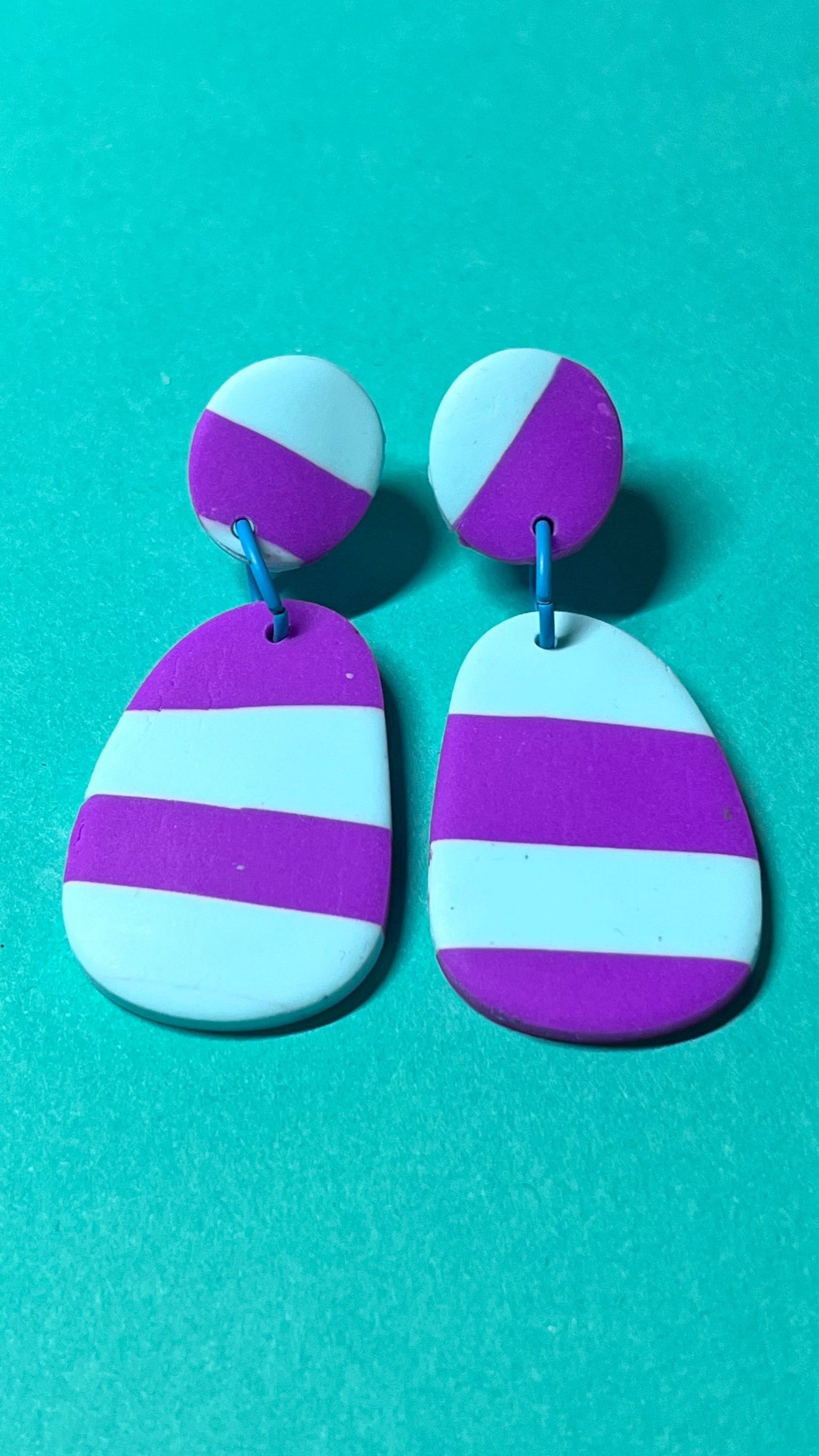 bunte handgefertigte Ohrringe aus Polymer Clay, neonlila und mint