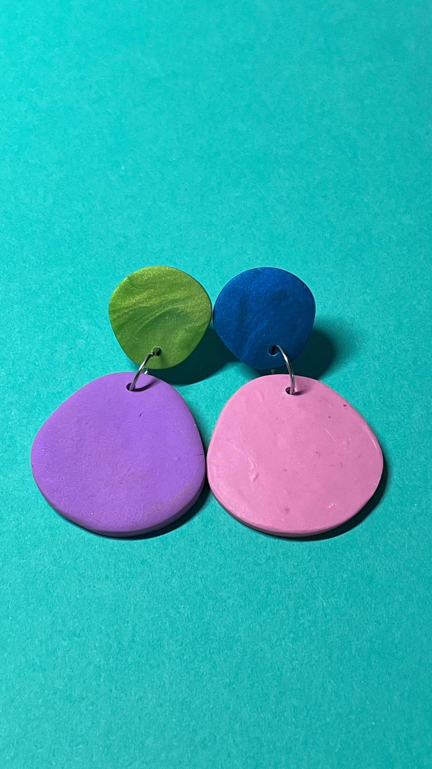 Handgemachte Ohrringe, in rosa und lila mit zwei Grüntönen