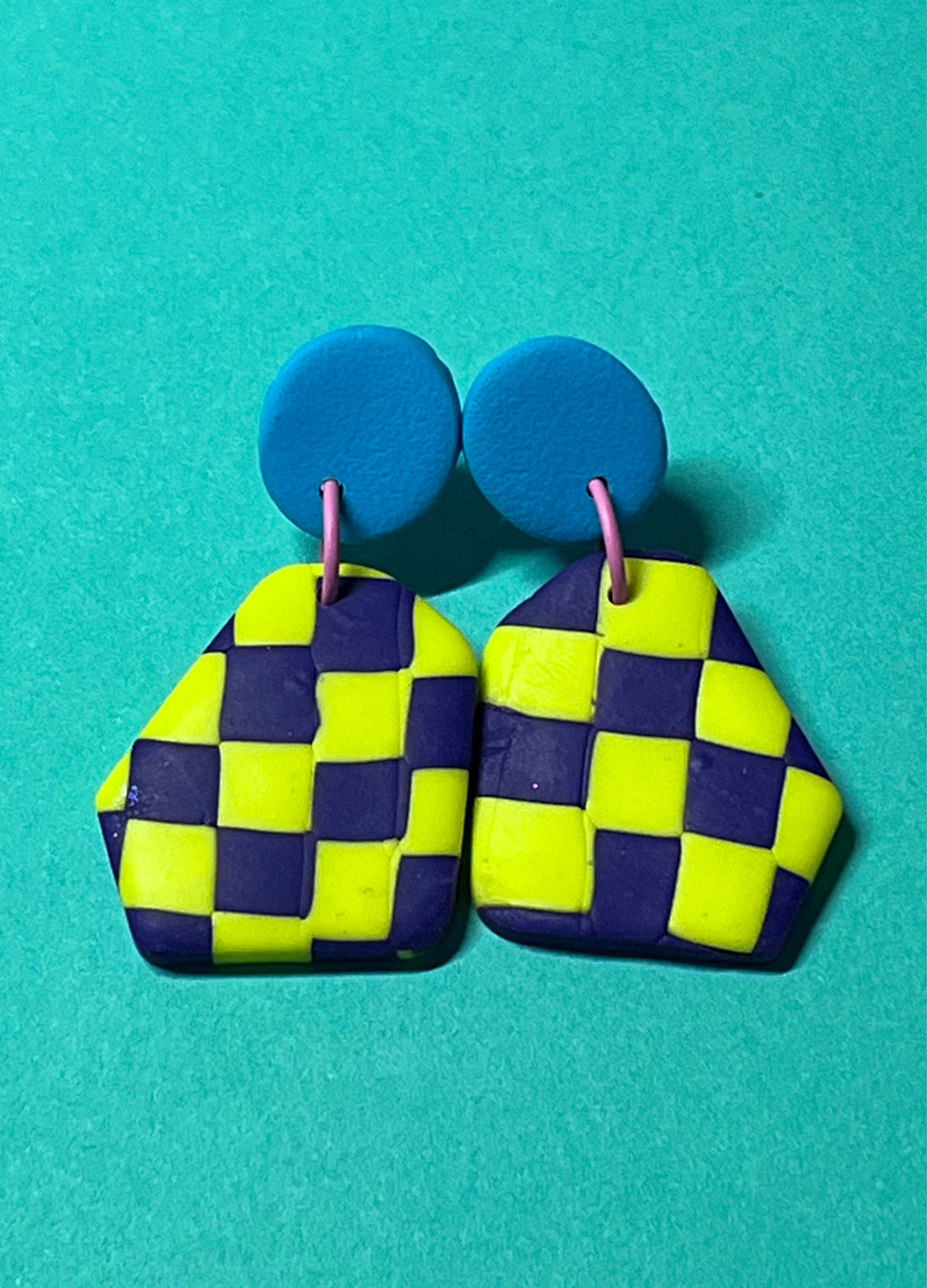 Handgemachte karierte Ohrringe in gelb, lila und türkis