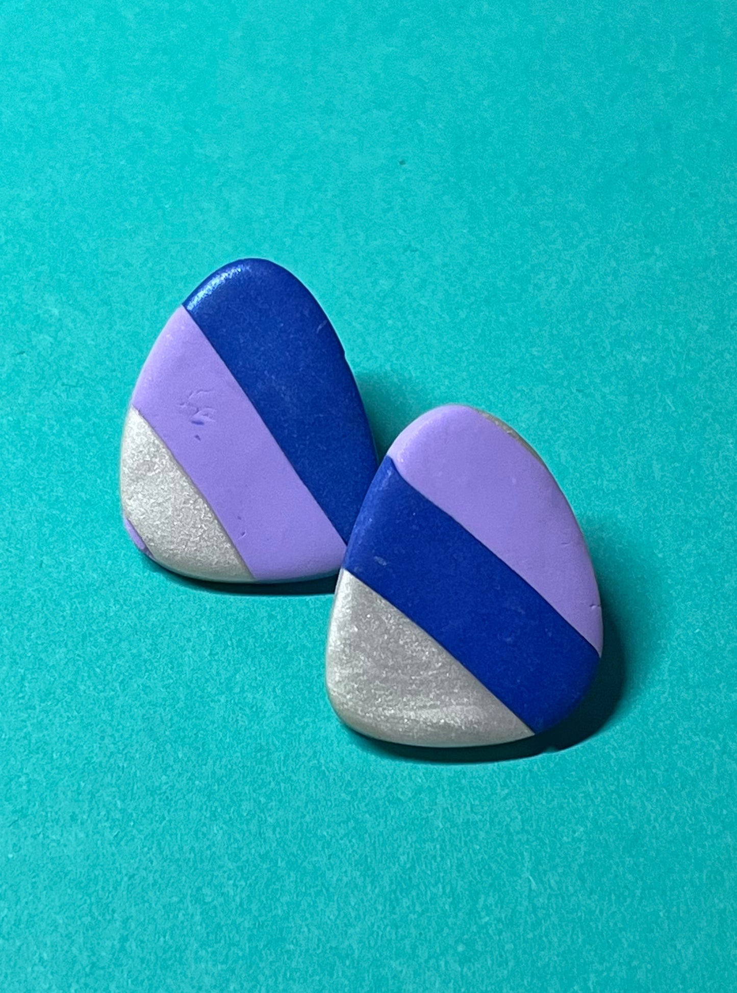 Handgemachte Ohrringe, blau violet und weiß gestreift