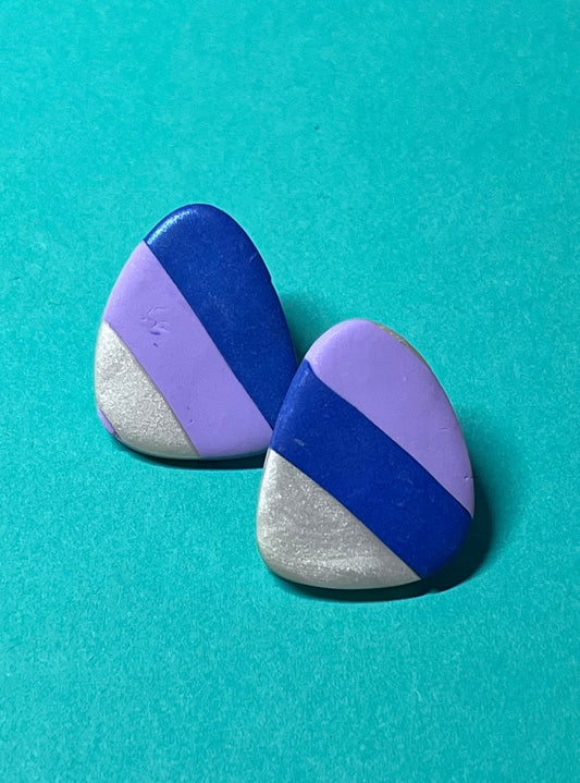 Handgemachte Ohrringe, blau violet und weiß gestreift