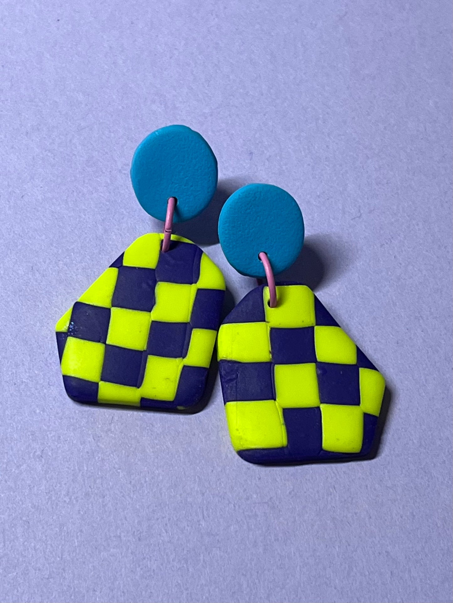 Handgemachte karierte Ohrringe in gelb, lila und türkis
