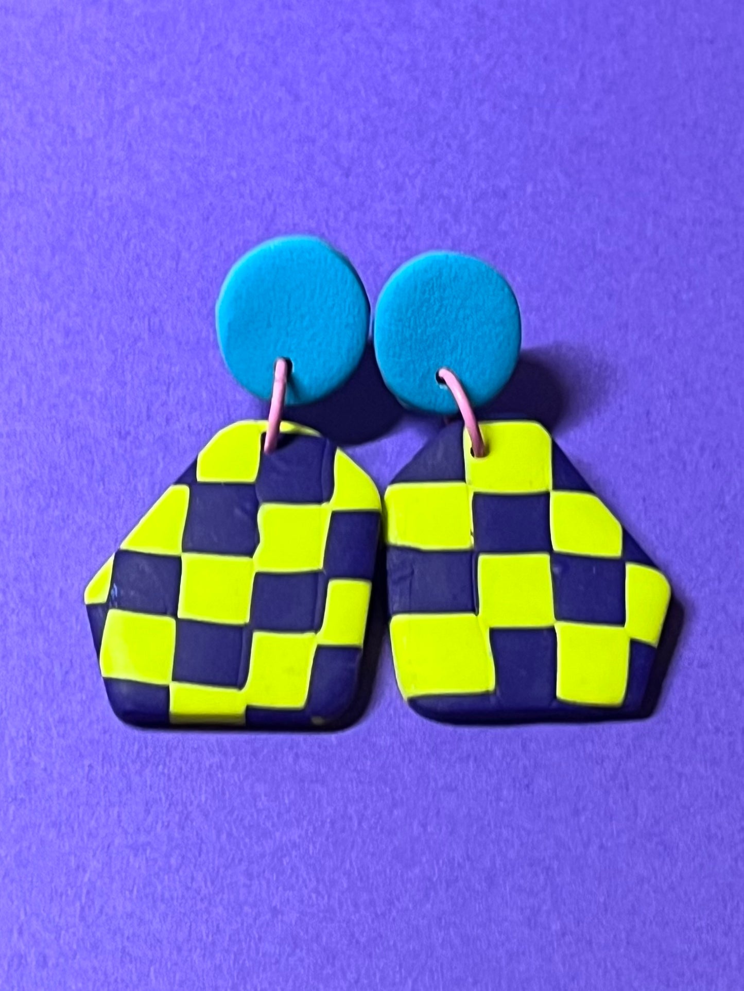 Handgemachte karierte Ohrringe in gelb, lila und türkis