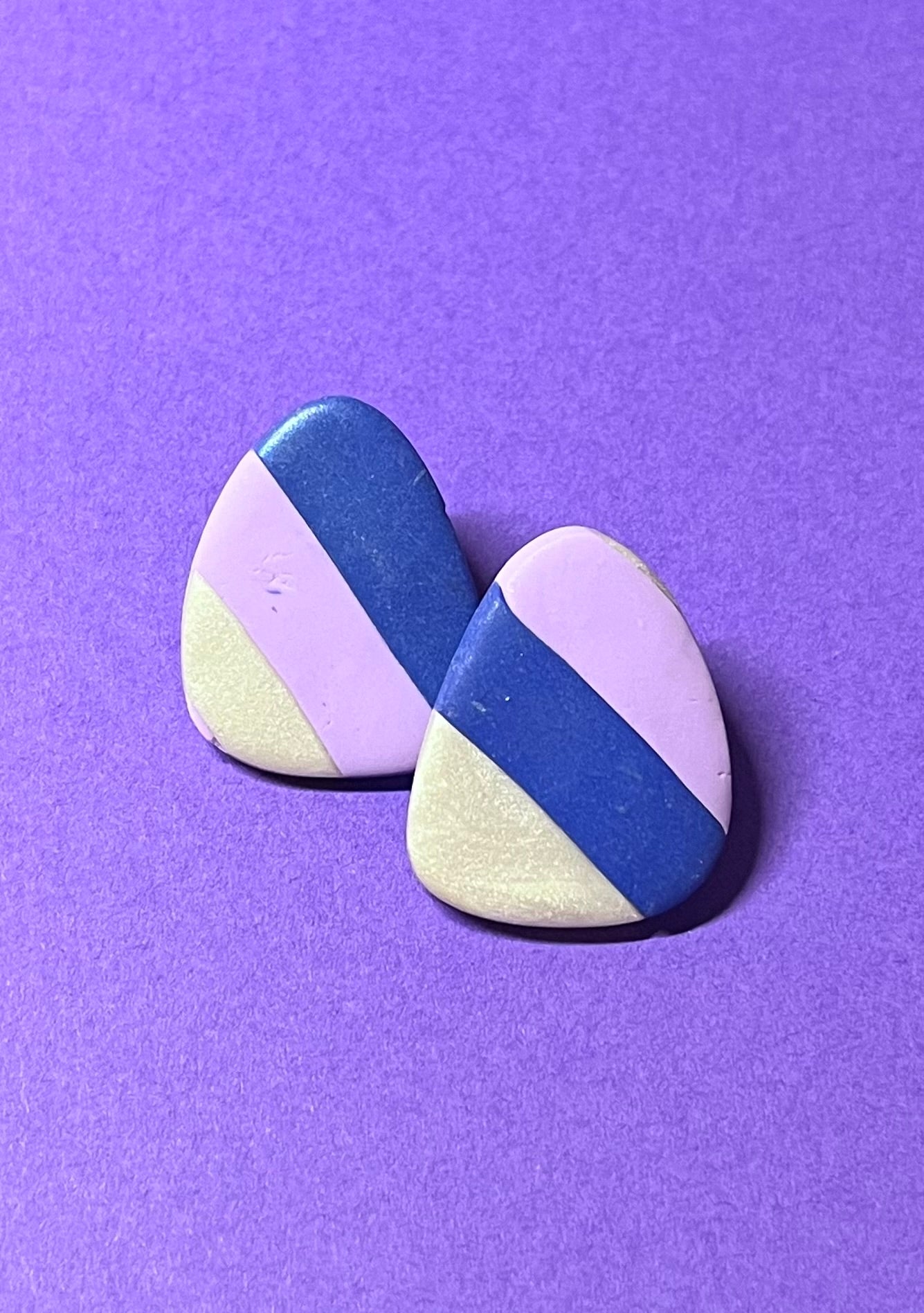 Handgemachte Ohrringe, blau violet und weiß gestreift
