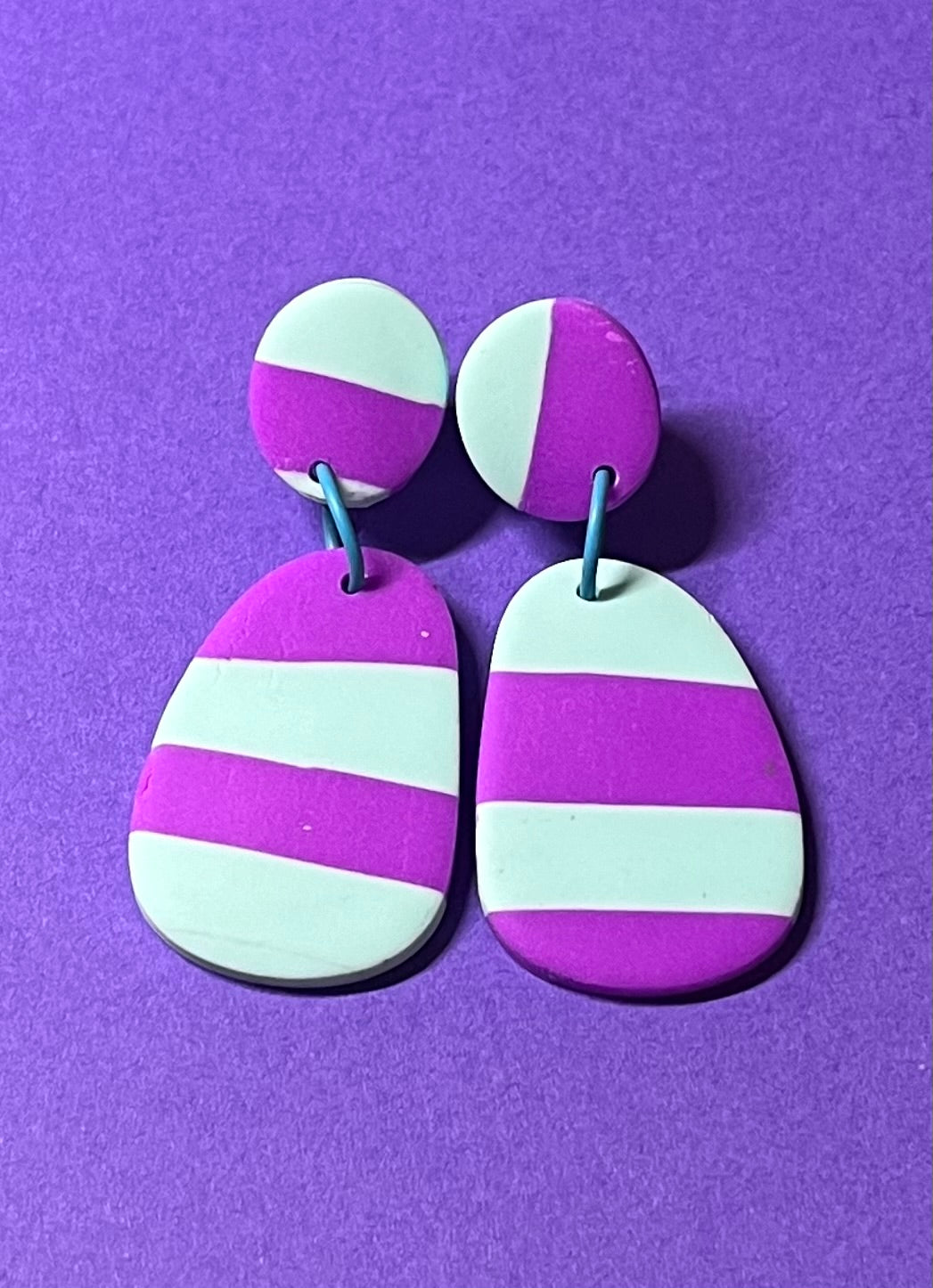 bunte handgefertigte Ohrringe aus Polymer Clay, neonlila und mint