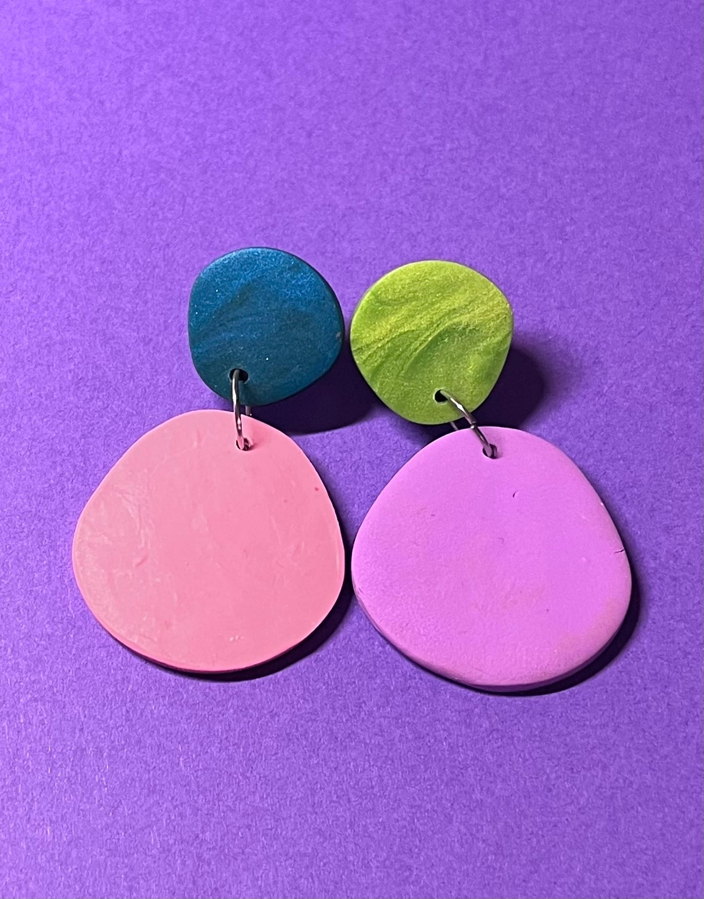 Handgemachte Ohrringe, in rosa und lila mit zwei Grüntönen