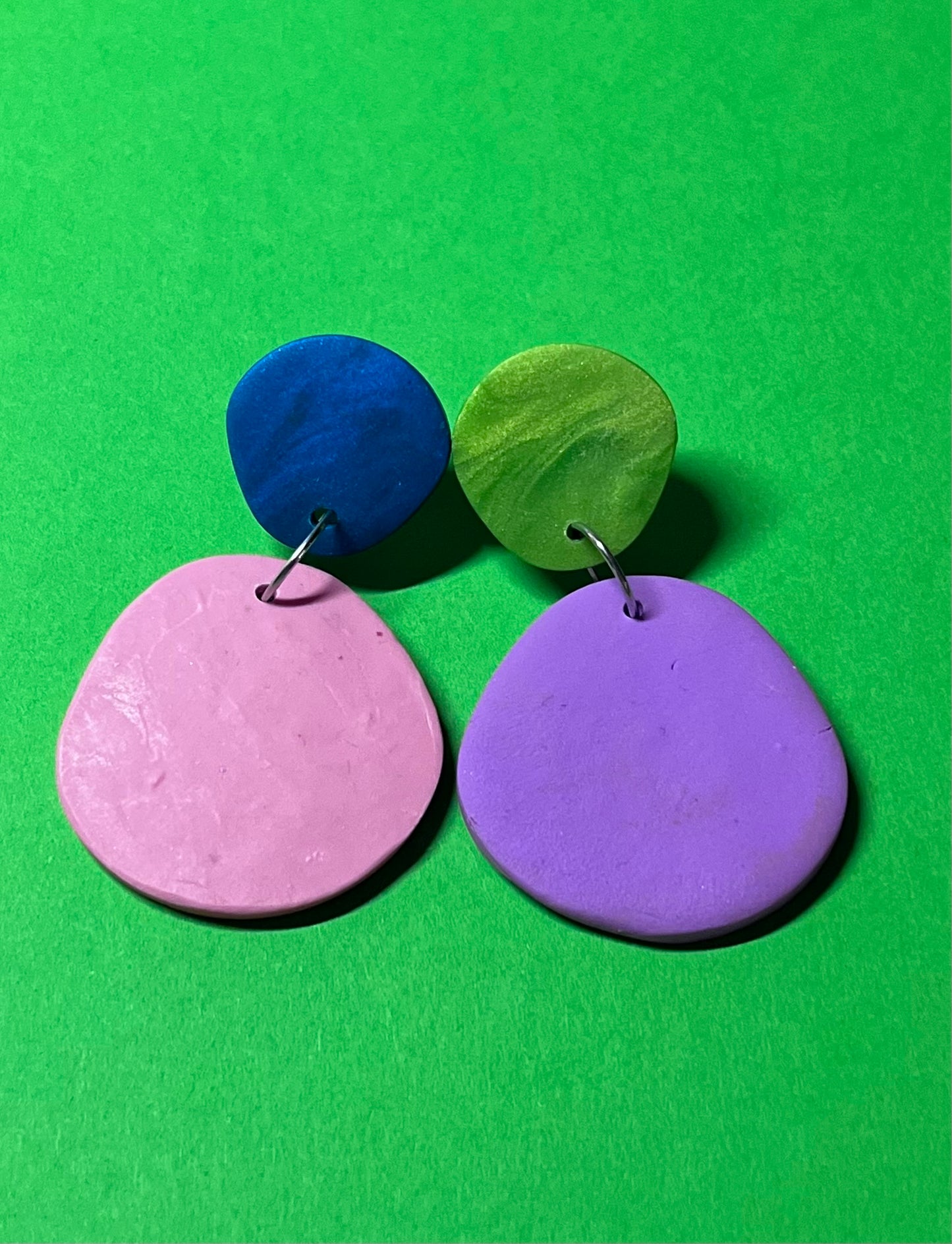 Handgemachte Ohrringe, in rosa und lila mit zwei Grüntönen