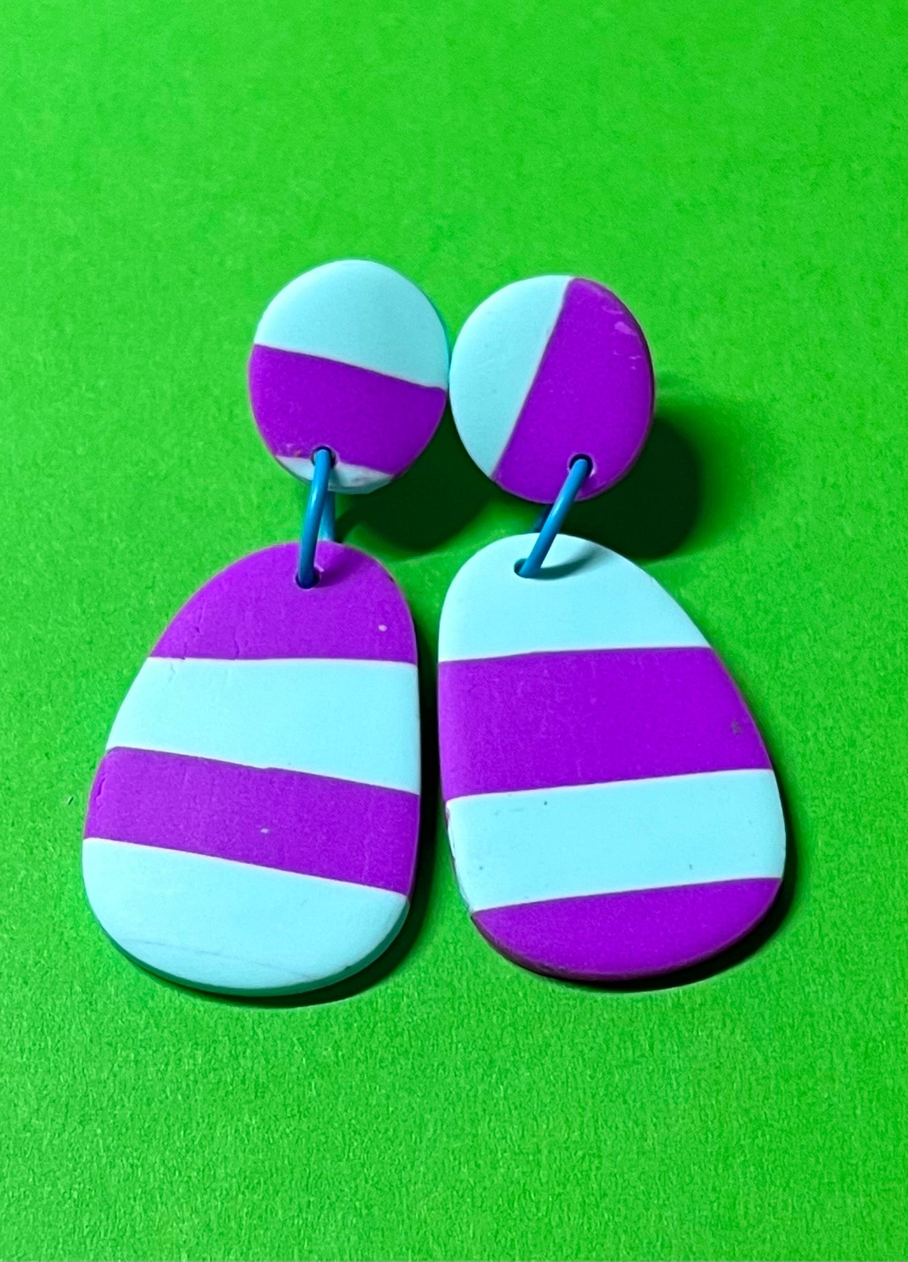 bunte handgefertigte Ohrringe aus Polymer Clay, neonlila und mint