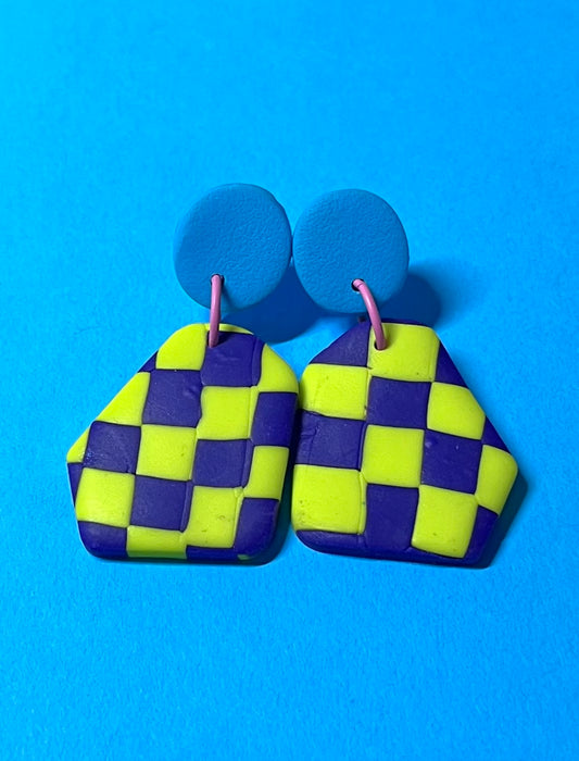 Handgemachte karierte Ohrringe in gelb, lila und türkis