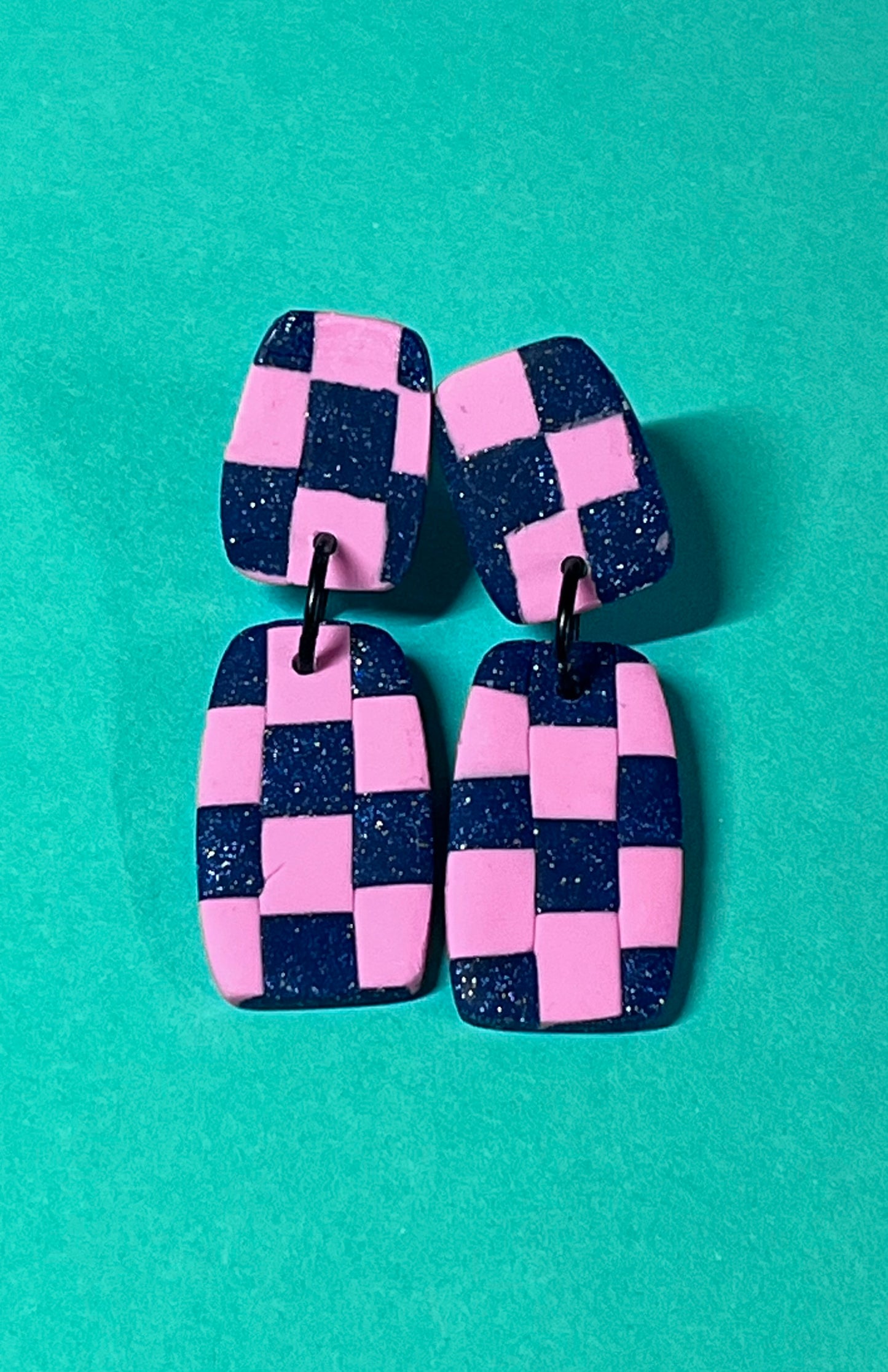 Bunte, handgemachte Ohrringe aus Polymer Clay für einen fröhlichen Akzent