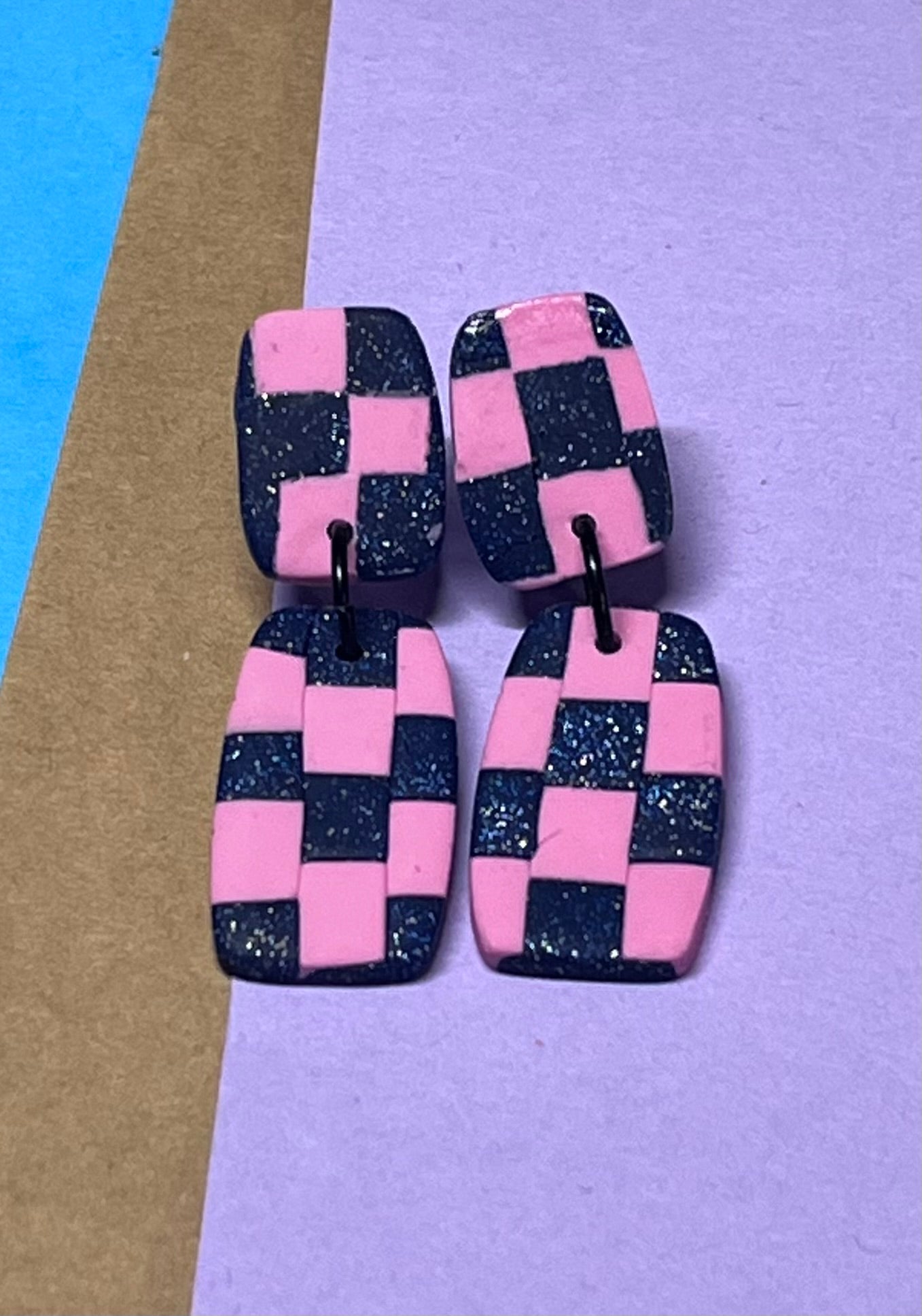 Bunte, handgemachte Ohrringe aus Polymer Clay für einen fröhlichen Akzent