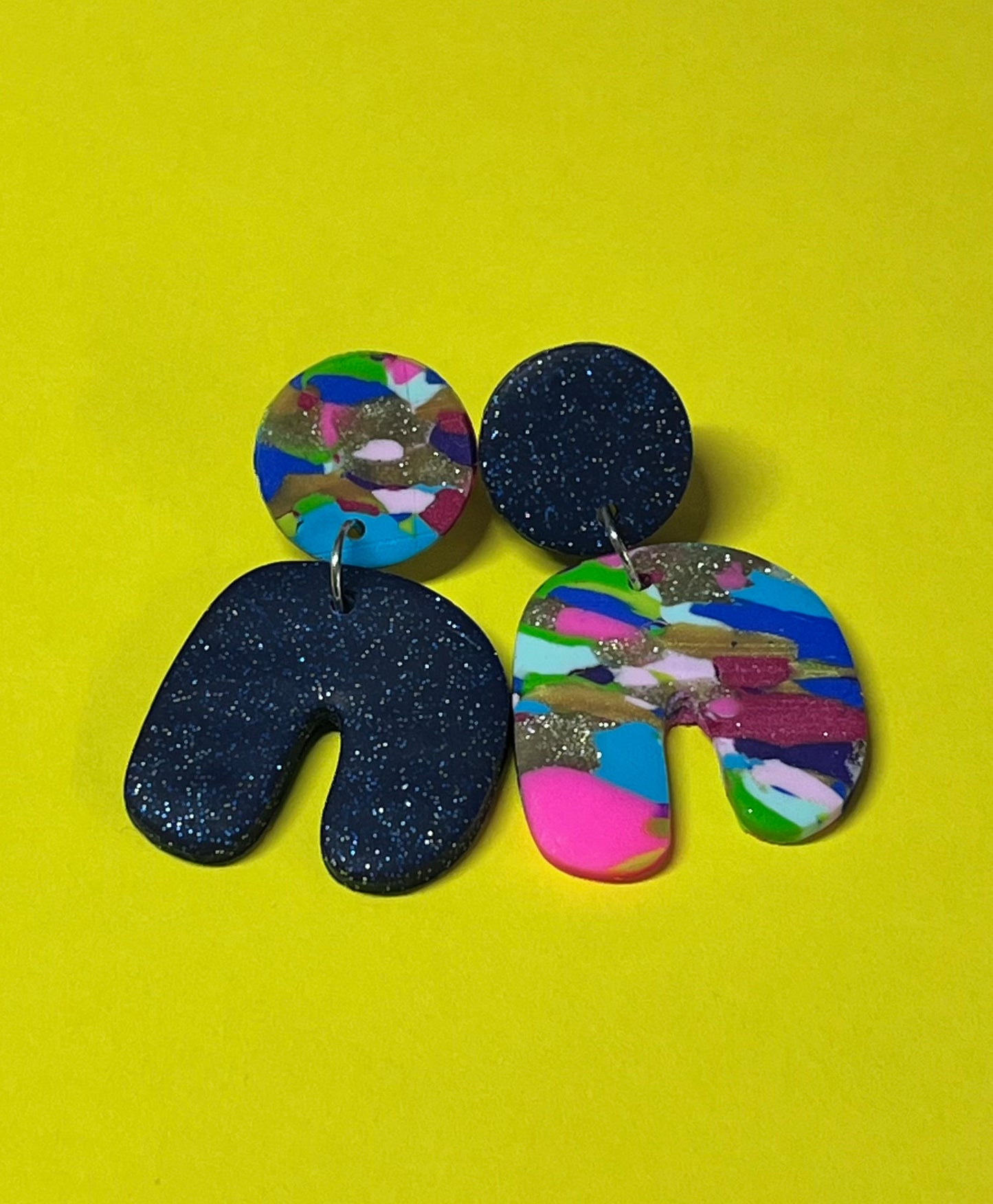 Handgemachte Ohrringe in witziger Form, bunt und dunkelglitzernd