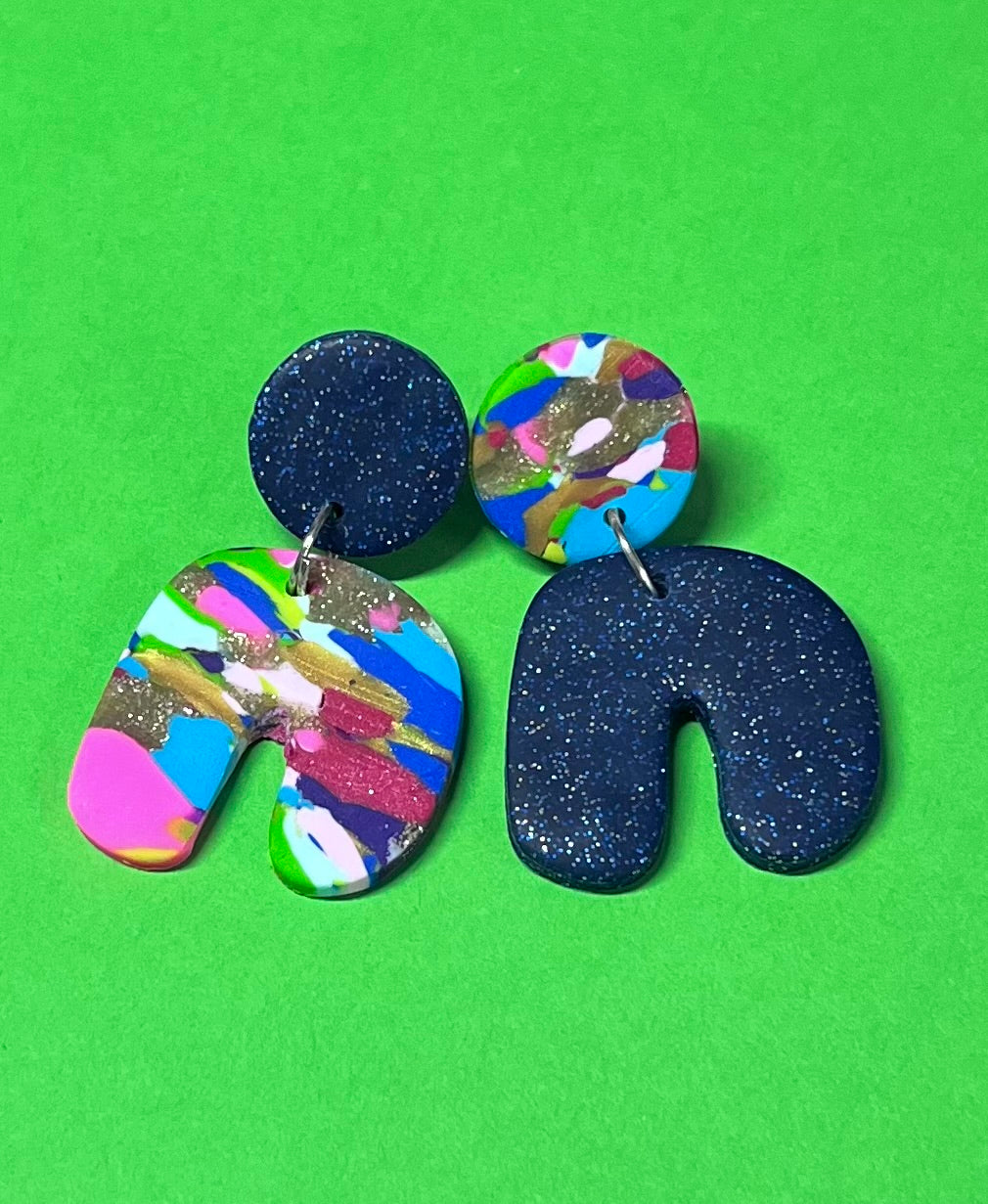 Handgemachte Ohrringe in witziger Form, bunt und dunkelglitzernd