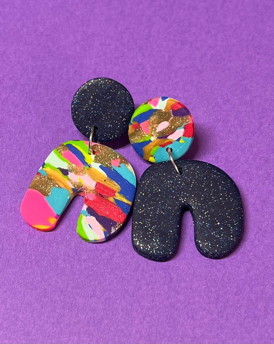 Handgemachte Ohrringe in witziger Form, bunt und dunkelglitzernd