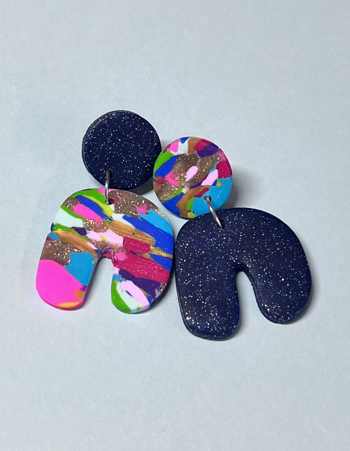 Handgemachte Ohrringe in witziger Form, bunt und dunkelglitzernd